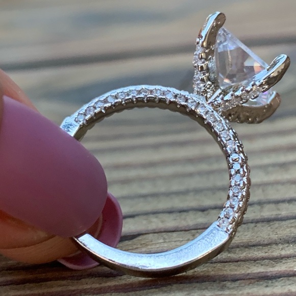AURORA ♡ Luxurious Cubic Zirconia Ring GIFT - Picture 3 of 8